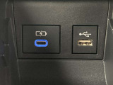 こちらのクルマはUSB接続コネクタも装備されています♪スマホの充電などにお使い下さい。ご旅行中での充電切れも、これなら心配いりませんね!