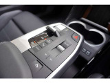 掌にフィットする人間工学に基づいたシフトレバーは、スムーズな操作をサポートします。周囲のスイッチパネルもテカリや傷が少なく、マットな質感が綺麗に保たれており、丁寧に使用されてきたことがうかがえます。