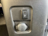 【運転席シートヒーター】寒い日に冷えやすい腰や肩に快適な温もりを伝えます。