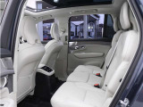 7シーターの2列目シートは、快適さを最大限に高めるために独立3席とし、それぞれにスライドとリクライニングの調整機能を持たせました。3分割可倒式でスムーズなサードシートへの乗降を可能としています。