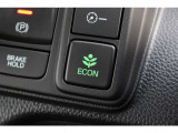 エンジンやエアコンといったクルマ全体の動きを燃費優先で自動制御するECONモード。空調など快適性を優先したいときはスイッチを押してOFFにできます。