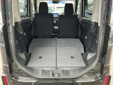 リアシートを倒せば、広い荷室を確保できます。