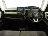 ◆視界広々で非常に運転しやすくロングドライブでも疲れを感じさせないすっきりとまとまったインパネ周りです。