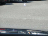 運転視界の遠方上方に虚像を投影することで前を見ながら情報の視認ができます。本当にドライバーが必要な情報を適切に伝え、楽しんで頂くことを考えた新世代装備です。※虚像は2.6m前方に浮かぶイメージです。