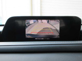 カラーで後方映像をモニターに映し出してくれるので、ショッピングモールのような狭い駐車場であったとしても障害物を見つけ、楽々駐車することができますね。