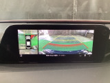 狭い場所での駐車やすれ違いなどでより的確な運転操作に役立つ360&deg;ビューモニターが装備されています。