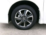 16インチ純正アルミホイール。路面に近いホイール部分は特に目立ちますし、車のイメージも大きく変わりますよ!