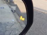 {ブラインドスポットモニター}隣の車線を走る車両をレーダーで検知し、ドアミラーに搭載されたLEDインジケーターが点灯し注意を喚起してくれます。