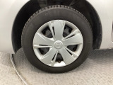 スチールホイールには、日産純正のホイールカバーが付いています。