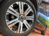 【18インチアルミホイール】外観にマッチしたアルミホイールを装着しております。各種アルミホイールや、スタッドレスタイヤも取扱いしております。是非ご相談ください♪