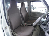 【清潔感のある運転席&助手席】隅々までクリーニングの行き届いた運転席&助手席。目立ったシミや汚れ等もございません。