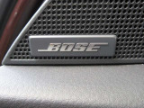 BOSEサウンドシステムを搭載。「良い音を出す」ではなく、その車種のごとに特徴を計算(車種専用設計)し、「反響音」を作り出すことによってどの座席でも自分中心で音が聴こえ、「心地よい空間」を作り出します。