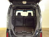 後席背もたれを倒せばちょっと大きめの荷物や長いものを積みたい時に便利です。
