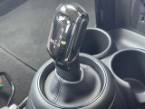●MTモード付きAT:通常は自動でおこなわれる変速(ギアチェンジ)をドライバーの操作によって意図的に変えられるシステムです。より一層普段のドライブをお楽しみいただけます!