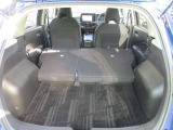 セカンドシートを倒すとさらに広いスペースが登場します。