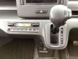 【オートエアコン】自動で温度や風量の調整が可能です。ハンドルヒーター、運転席・助手席シートヒーター、ベンチレーションが標準装備されています。季節を問わず快適な車内空間をご提供いたします。