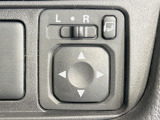 【電動格納ミラー】サイドミラーは電動格納式となっており、狭い駐車場でもキズがつくリスクを抑えられます。