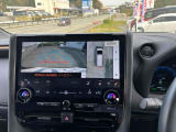 全周囲や後方確認に便利で安全な全方位型モニターとバックカメラも装備しています。