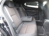 後部座席も広々スペースです。大きな座面でリクライニング無しでもゆったりロングドライブをお楽しみいただけます。