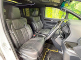 運転席まわりには十分なスペースがあり、大柄な方でもゆったり運転していただける環境です。