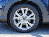 18インチ純正アルミホイールを装備。タイヤサイズは215/55R18となります。