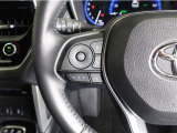 ステアリングスイッチ付き。前方から目を離すことなく操作することが可能です。
