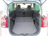 簡単な操作により、シートを倒して荷室の容量を増やすことが可能です!急な大きい荷物も楽々出し入れできます(*^^*)