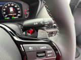 運転席の手元でシフトアップシフトダウンの操作が可能なパドルシフトを装備しています♪