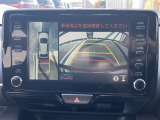 【全周囲モニター】フロント+サイド+バックにカメラが装着されています。車庫入れが苦手な方もこれがあれば安心ですね。