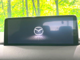 【10.25インチマツダコネクト】車内の雰囲気にマッチした大型ディスプレイ。スマホ接続でのナビ使用やBluetooth再生等、様々な機能が楽しめます。直感的なダイヤル操作が可能で、使い勝手も良好です。
