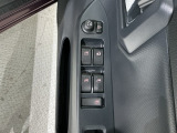狭い駐車場で便利な電動格納ドアミラーが付いています。