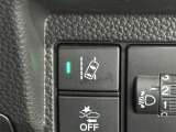 【HondaSENSING:路外逸脱抑制機能】約60km/h以上で走行中、システムが車線を検知。ディスプレー表示とステアリング振動で注意を促すと共に、車線内へ戻るようステアリング操作を支援します。