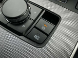 【電動パーキング(EPB)】の採用。 ボタンひとつの操作で十分な制動力を確保。またアクセルを踏むことで、パーキングブレーキを自動解除できて非常に便利です。