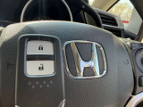 【Hondaスマートキー】カバンやポケットに入れたままでもドアの施錠・解錠が可能なスマートキーを装備。エンジンのオン・オフ時もカギを取り出す必要が無いからとっても便利です♪