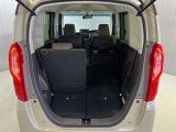 後部座席は分割でシートを倒すことができます。大きな荷物、ゴルフバックも積めます。上質で広々とした室内だから、みんなが心地よく車内で快適に過ごせます♪
