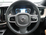 【純正革巻きステアリング】上質な革を使用することで、手にしっかり馴染むボルボのステアリング。高級感がありながら、とても運転しやすいのが特長です。