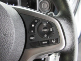 ハンドル右側にはクルーズコントロールのスイッチが装備され運転中の操作も安心して行えます!