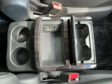 運転席&助手席中央にはドリンクフォルダー&収納スペースがございます♪