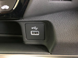【充電用USBポート】スマホなどの充電に便利なUSBポートがついています!