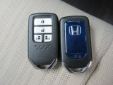 スマートキー付!キーを取り出さなくてもドアロックの施錠・開錠、エンジンの始動が出来ます!雨の日や荷物の多い日にとても便利ですね♪