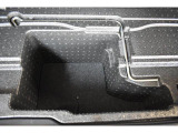 サブトランク付ですので洗車道具や工具の収納に便利です。