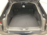 後席シートを前に倒すと十分なスペースを確保できます。分割式なので後席の片方に乗車しながらスキーやゴルフバックなど尺の長い荷物も積み込めます。