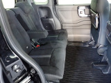 リアシートは足元も広々していて足を組めるほど余裕があります!又背もたれを左右別々に倒せるので長い物でも積めます。