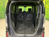 後席を格納すると、これだけの広さが!シーンに合わせたシートアレンジで、大きな荷物も積むことが出来ます♪