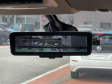 スマートルームミラーです。多人数乗車時やお荷物の多い時でも カメラで後部を映し出します
