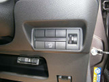 アイドリングストップ機能付です。特別な操作をしなくても、普段通りの運転をするだけで、エコドライブができる機能です。OFFボタンがありますので、必要に応じて使い分けてください。