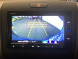 バックモニター付きで、車庫入れやバック時の後方確認をサポート。