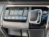 運転席より操作性の良いシフトレバーと、オートエアコンのスイッチ等の画像です。