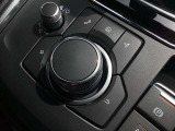 「MAZDAコネクト」コマンダー部 手元を見ることなく操作出来るように左手を自然に降ろした位置に設置。シンプルで使いやすく、機能を覚えやすいボタン配置になっています。