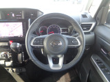 握りやすいステアリングホイールです。オーディオ操作もハンドルを握ったまま行うことが出来ます!